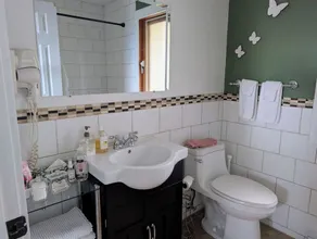 Entire room. Ocean,mountain view, hot tub,garden,deck,next to Mount Maxwell park - Image 3