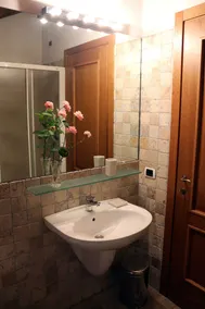 Bedövning fint restaurerade hus med en pool omgiven av grönska - Image 2