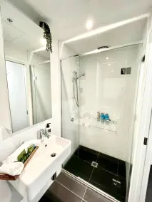 ‘Sunrise on Aura’ 2 bedroom Apartment with stunning views in the heart of Melb. - Image 5
