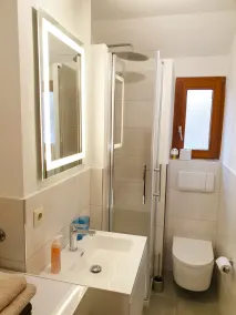 Modern 2 room apartment with balcony and lake and mountain view as well as internet / WiFi - Image 3