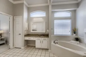 Big 5 Bed/ 3.5 Bath Modern Home ⌂ Disney+ included, Free Parking, Fast Wi-Fi - Image 4