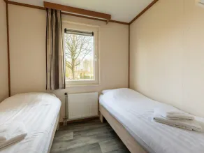 Well furnished mobile home with microwave, near water - Image 3