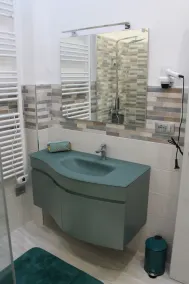 Situata in zona centro, ristrutturata nel 2021 in stile contemporaneo - Image 2