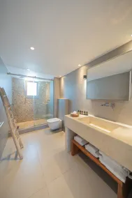 Deluxe Suite Sea View Hot Tub - White Co - Image 2