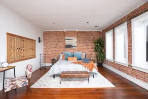 Beautiful Loft with a City View - Image 5