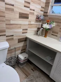 Comfortable getaway for the family or couple - 2 minutes from beach! - Image 4