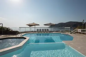Riviera Beach Hotel - Image 5