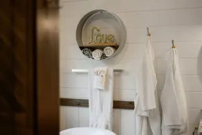 Hot tub, fireplaces, perfect for romantic honeymoons and anniversaries, private  - Image 5
