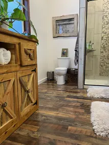 Beautiful cabin with a creek running through it. - Image 4