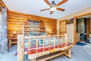 Beautiful Log Cabin Near Devil’s Lake - Image 5
