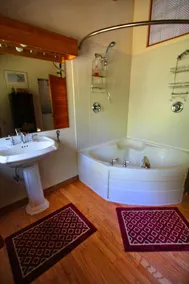 Mysig tillflyktsort på en sjö med privat brygga, uteplats och utsikt från alla rum - Image 4