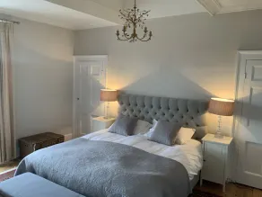 GEORGIAN 3 BEDROOM FLAT WITH LARGE SUPER KING BEDS, GREAT LOCATION BATH - Image 2