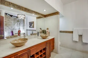 Punta Aguila 61: Lavish villa w/ full staff, resort pool, Jacuzzi & golf carts - Image 5