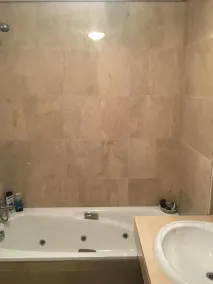 Appartement au 1er étage exposé sud avec vue sur les piscines, wi-fi gratuit et sky tv - Image 4