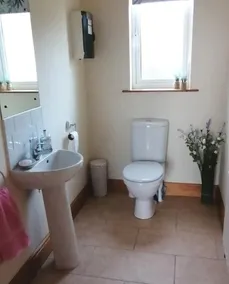 Encantadora casa vacacional apta para niños con jardín | Vistas a la playa - Image 4