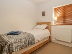 6 MALTHOUSE COURT, pet friendly, country holiday cottage in Watchet - Image 3