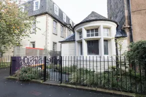 JOIVY Contemporary Cottage with Free Parking - Image 2