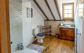 Beautifully Renovated Barn - Image 2