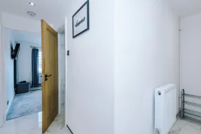 Modern 1BR Apartment in Whitefield, Manchester with Private Parking - Image 2