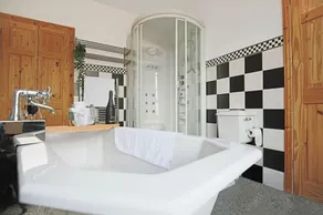 Spacious House • PoolTable • FreeParking • Balcony - Image 5