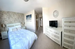 Luxury 8th Floor Apartment Overlooking Marina and River - Image 4