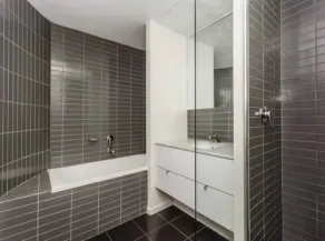 Lovely waterfront condo with swimming pool and gym in the heart of Docklands - Image 3