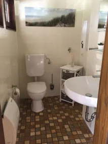 Spacious holiday home, close to the beach, WiFi, pets welcome, quiet residential area - Image 3