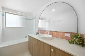 Bright 2-Bed Apartment with Stunning Ocean Views - Image 4