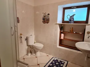 Spacious and comfortable house with terrace and garden, perfect for family or business - Image 3