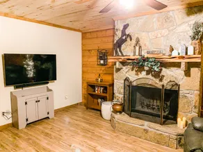 Colorado River Cabin ~ San Saba/Bend~ pool & sauna near Colorado Bend State Park - Image 4