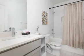Elmhurst ~ 6 Beds, 2 Mi Downtown / Broadway, Free Parking, Space for Everyone, Covered Outdoor Areas - Image 3