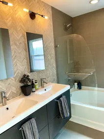 Large, sunny 3 bedroom apartment two blocks from down town Oak Park. - Image 3