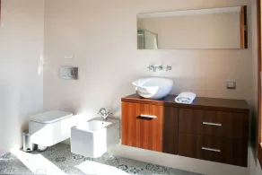 Moderna casa con gran piscina - Image 3