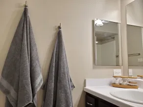 2 BR W/ Washer Dryer,  Fireplace, Close To It All, Monthly Stays Welcome - Image 4