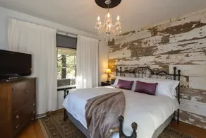 Stonehouse Lodge, Private Cottage on Winery & Vineyard Property - Image 2