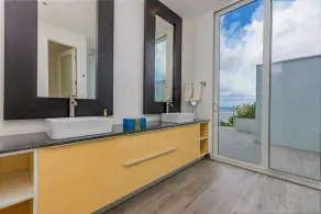 Villa on the beach: 5 ocean front suites and 2 bunk rooms - Image 3