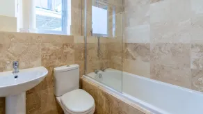 Muntjac Lodge, Cotswold Water Park, sleeps 10 guests in 5 bedrooms - Image 3