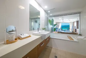 Premier 3 bedroom apartment with sweeping ocean views - Image 4