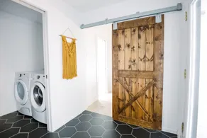 1-Bed w/Private Entrance, quarters attached to main house, 10 Min from Downtown! - Image 4