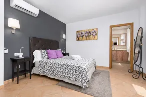 VILLA OLIVA piscina con hidromasaje wifi aire acondicionado y mucho espacio. - Image 2