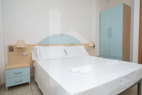 El Residence Holiday Rendez Vous nació en pleno corazón de la ciudad de Pineto, a pocos pasos de la playa y de la calle principal. El apartamento 58, en el piso SABBIA, tiene entrada independiente, orientada al oeste, y una terraza con jardín equipada - Image 5