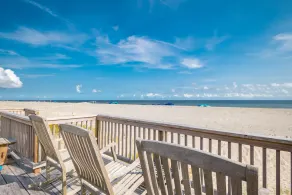 Ved siden af ​​havet: 3 Bed / 2 Bath Oceanfront, Quaint Beach Cottage med Vintage Touch - Image 5