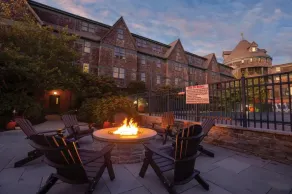 Large Two Bedroom resort steps from Long Wharf, Downtown Newport - Image 5