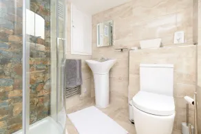Delightful town centre cottage - Image 2