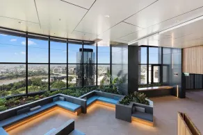 Hamptons Retreat on Level 77 in Skytower-Deluxe River & Bridge Views-CBD-Free Parking - Image 2