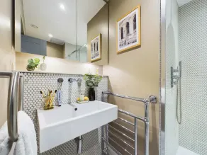 Chic Modern One-Bed in the Heart of Chinatown/Soho - Image 2