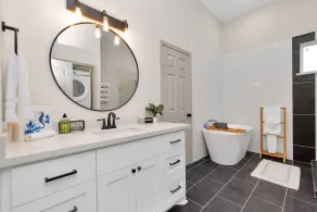 Noon Checkout, Soaking Tub, Sleeps 6 - Image 4