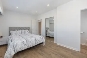Centrally located 3 bedroom 2 bathroom close to stores, restaurants and downtown - Image 4