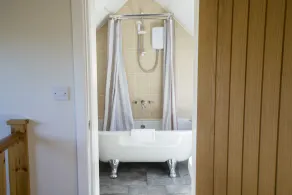 One-bedroom Cottage in Llangollen, No Deposit - Image 2