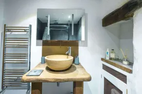St Davids Hideaway with Roll-top Bath & Log Burner - Image 5